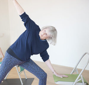 Yoga sur chaise débutant
